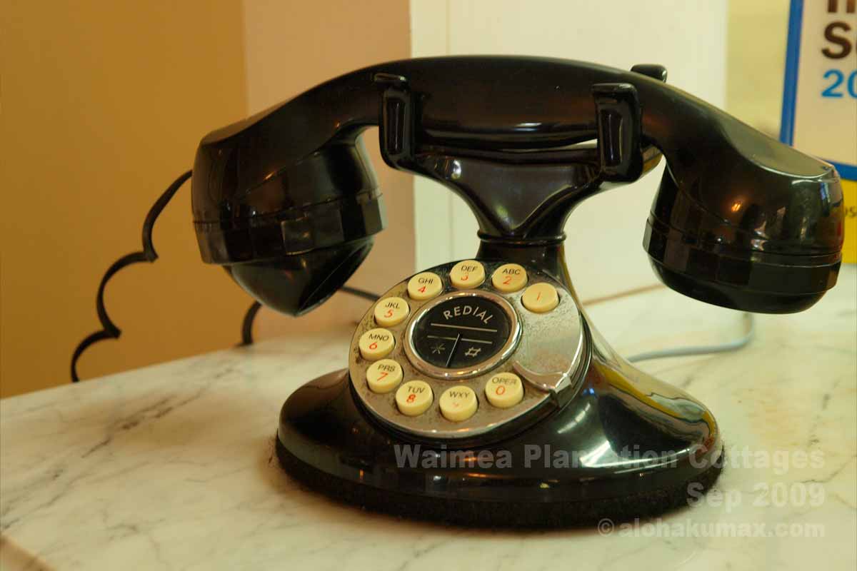 オフィスの洒落た黒電話